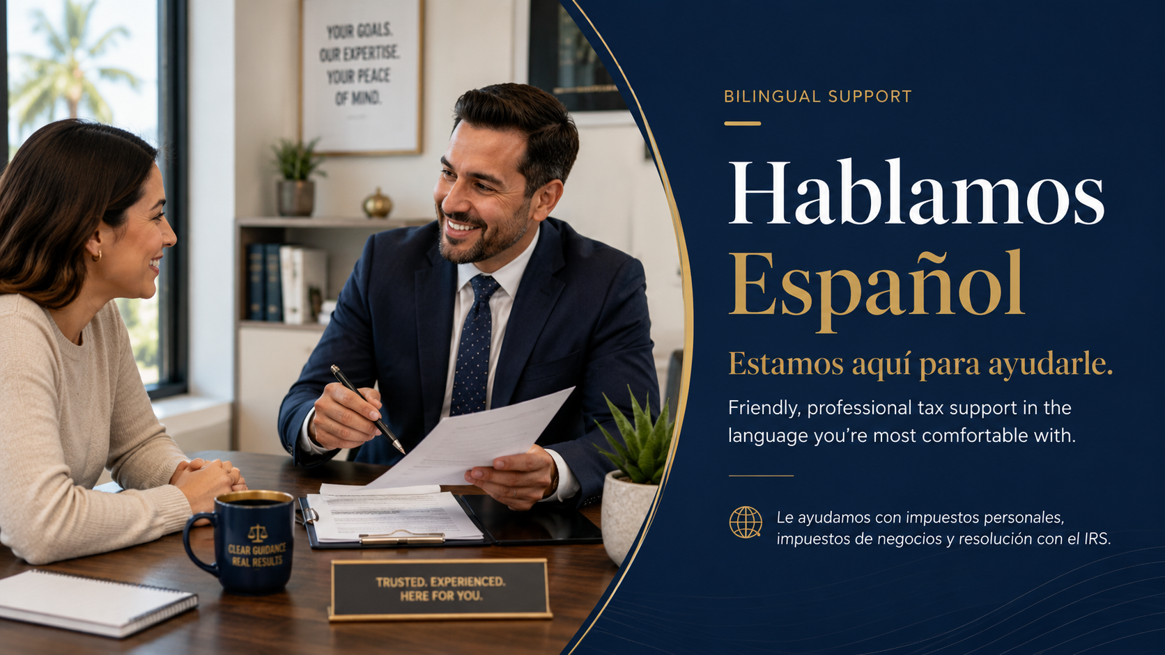 Equipo de Phoenix Team Tax Services atendiendo a una clienta en español